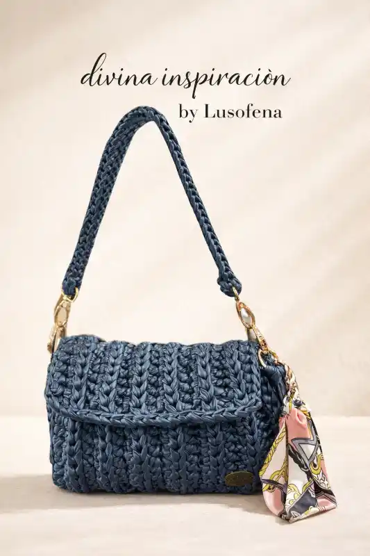 Bolso "divina inspiración" está hecho con tres ovillos de Corium.